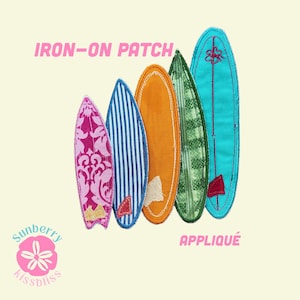 Puede incluir: Cinco parches termoadhesivos con forma de tabla de surf con varios patrones y colores, incluyendo floral rosa, rayas azules y blancas, naranja sólido, cuadros verdes y turquesa sólido. El texto IRON-ON PATCH y APPLIQUÉ es visible.