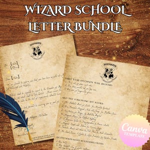 Puede incluir: Un paquete de cartas de la Escuela de Magia con papel estilo pergamino. La imagen presenta dos cartas con el escudo de Hogwarts, una pluma azul y el texto "Wizard School Letter Bundle". Las cartas enumeran los libros y suministros requeridos.