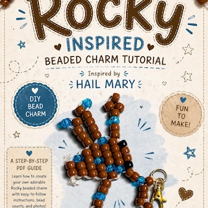 Op de afbeelding: Een digitale handleiding getiteld How to Create Rocky Inspired Beaded Charm Tutorial, met tekst, stergraphics en een centrale afbeelding van een klein figuurtje gemaakt van bruine en blauwe plastic kralen met een gouden karabijnsluiting.