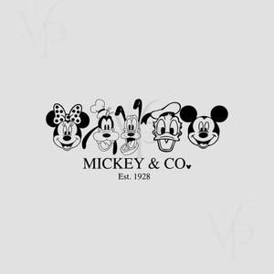Puede incluir: Ilustración en blanco y negro de Mickey Mouse, Minnie Mouse, Goofy, Pluto y Donald Duck. El texto "MICKEY & CO." y "Est. 1928" está debajo de los personajes.