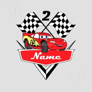 Può includere: Un'auto da corsa rossa dei cartoni animati con il numero 95 e fulmini gialli sul lato. Il numero 2 è sopra l'auto, con due bandiere a scacchi dietro. Uno striscione rosso in basso dice "Name".