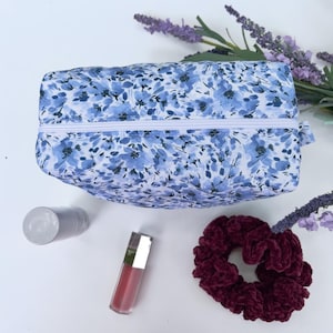 The daisy blue and white  carry all  bag / cosmetics Bag cute graduation gift, Toiletries, Handmade bag, Floral Quilted Bag, Travel bag