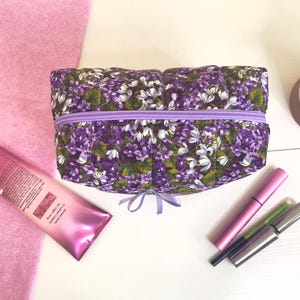 Floral gesteppte Schminktasche: Lila & Grüne Kosmetiktasche aus Baumwolle