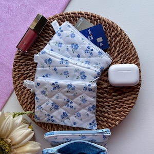 Porta-moedas com estampa floral acolchoada: porta-cartões de algodão feito à mão