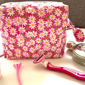 Handgemachte Gesteppte Kosmetiktasche: Rosa Floral Boxy Pouch