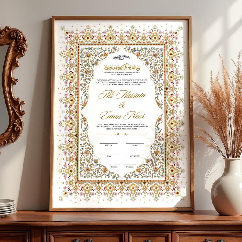 Puede incluir: Un certificado de boda enmarcado con intrincados dise&ntilde;os florales y geom&eacute;tricos en oro, crema y varios colores. Los nombres "Ali Hussain & Eman Noor" se muestran en una elegante escritura. El certificado se exhibe sobre una superficie de madera.