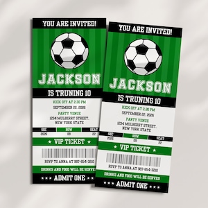 Op de afbeelding: Twee voetbal-thema VIP-tickets, groen en zwart. Elk ticket toont een voetbal, de naam "Jackson" en evenementdetails. De tekst "You are Invited!" staat bovenaan.