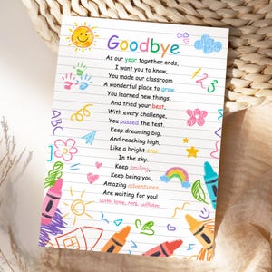 以下が含まれることがあります： ノートの罫線が引かれた白い紙に、カラフルなGoodbyeの文字と学年末をテーマにした詩が書かれています。デザインには、太陽、雲、花、クレヨンなどの手描き風のクレヨンイラストが描かれています。