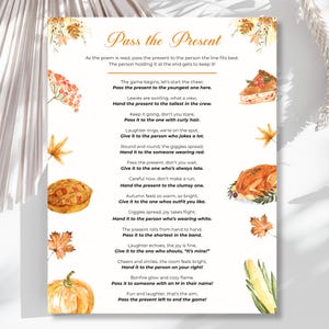 Op de afbeelding: Een decoratieve kaart met herfstthema met de tekst "Pass the Present" in elegant schrift. De verzen van het gedicht worden vergezeld door aquarel illustraties van herfst voedsel en bladeren, waaronder taart, kalkoen en pompoenen. De kaart is ontworpen voor een gezelschapsspel.