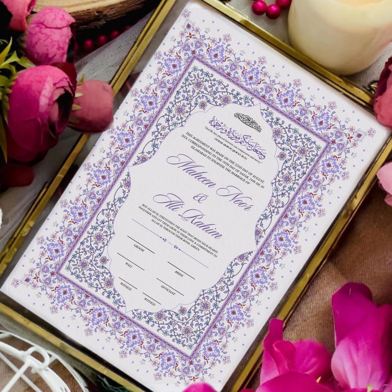 Puede incluir: Un certificado de boda enmarcado con un borde floral decorativo en tonos morados y blancos. El certificado incluye los nombres "Maheen Noor & Ali Rahim" y texto en ingl&eacute;s y &aacute;rabe. El marco es dorado.