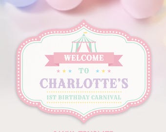 Könnte beinhalten: Ein rosa-weißes Schild im Karneval-Design mit dem Text "WELCOME TO CHARLOTTE'S 1ST BIRTHDAY CARNIVAL". Das Schild hat eine Zirkuszelt-Grafik und einen gepunkteten Rahmen. Unten steht "CANVA TEMPLATE".