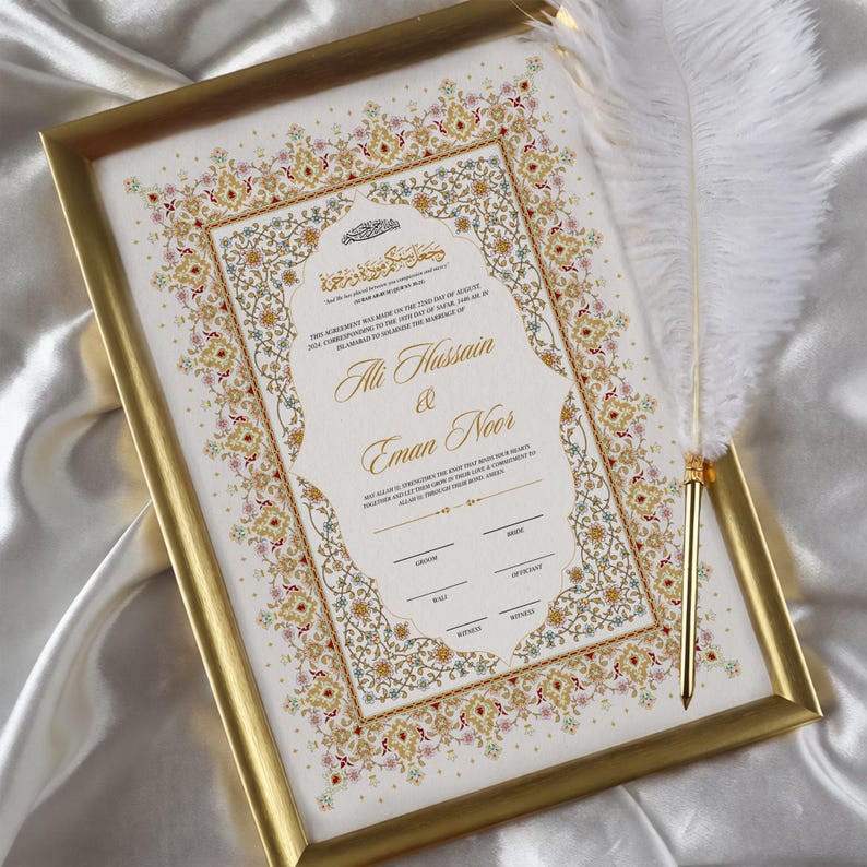 Puede incluir: Un certificado de boda enmarcado con detalles dorados y dise&ntilde;os florales ornamentados. Los nombres "Ali Hussain & Eman Noor" est&aacute;n escritos en una elegante caligraf&iacute;a. Una pluma blanca descansa junto al marco, sobre un fondo satinado.