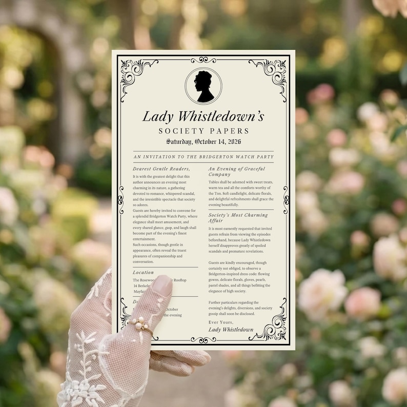Pode incluir: Um cart&atilde;o de convite para uma Bridgerton Watch Party. O cart&atilde;o creme apresenta texto preto elegante e bordas decorativas. O texto inclui "Lady Whistledown's Society Papers" e detalhes do evento.