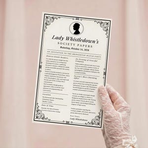 Pode incluir: Um convite creme com texto preto e bordas decorativas. O convite &eacute; para uma Bridgerton Watch Party, com o t&iacute;tulo "Lady Whistledown's Society Papers". A data &eacute; s&aacute;bado, 14 de outubro de 2026. O convite &eacute; segurado por uma m&atilde;o enluvada.