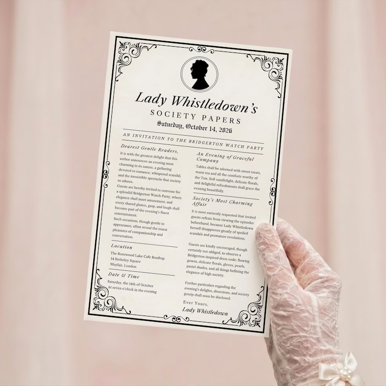 Pode incluir: Um convite creme com texto preto e bordas decorativas. O convite &eacute; para uma Bridgerton Watch Party, com o t&iacute;tulo "Lady Whistledown's Society Papers". A data &eacute; s&aacute;bado, 14 de outubro de 2026. O convite &eacute; segurado por uma m&atilde;o enluvada.