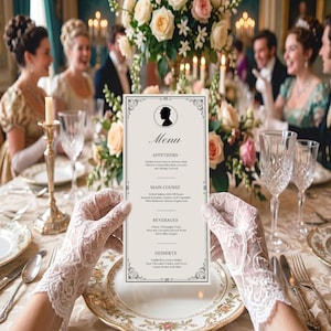 Pode incluir: Um cart&atilde;o de menu formal com uma silhueta preta e uma borda ornamentada &eacute; segurado por uma pessoa usando luvas de renda brancas. O menu lista aperitivos, pratos principais, bebidas e sobremesas. O fundo mostra um ambiente de jantar formal com flores e convidados.