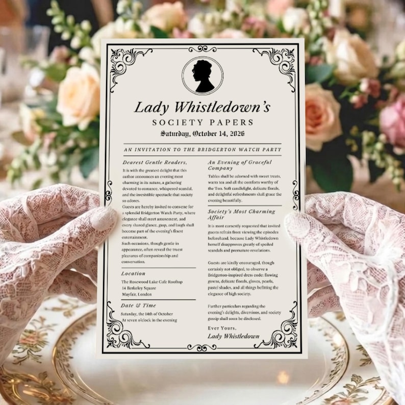 Pode incluir: Um convite creme para uma festa Bridgerton, com o texto "Lady Whistledown's Society Papers". O design inclui detalhes florais e uma escrita elegante. A data &eacute; s&aacute;bado, 14 de outubro de 2026. O convite &eacute; segurado por uma pessoa.