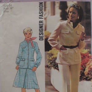 Può includere: Modello di cucito Simplicity Designer Fashion. L'immagine mostra un modello di cucito vintage con illustrazioni di due outfit: un tailleur gonna a quadri blu e un tailleur pantalone color crema. Il modello include la taglia 14, circonferenza torace 91 cm.