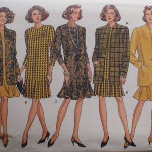 Puede incluir: Un sobre de patrón de costura Butterick Classics 6343 con ilustraciones de cinco variaciones de un conjunto de vestido y chaqueta. Los diseños incluyen telas amarillas lisas, a cuadros y con patrones de volutas con faldas de talle bajo.