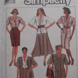 Può includere: Cartamodello Simplicity con vari outfit da donna. I modelli includono un tailleur gonna, un vestito e una camicia con gonna. Gli outfit sono nei toni del marrone, bianco e rosa. Il numero del modello è 8480.