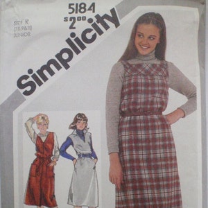 Può includere: Modello di cucito Simplicity vintage, taglia K, con un design di abito a quadri. Il modello include illustrazioni dell'abito e di altri stili. Il testo sul modello recita "Simplicity" e "Mill End Store, Inc."
