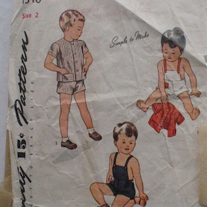 Può includere: Un modello di cucito vintage per abbigliamento per bambini. Il modello è per un outfit da bambino e include una camicia, pantaloncini e una salopette. Il modello è etichettato "Simplicity 15 Pattern" e "1340 Taglia 2".