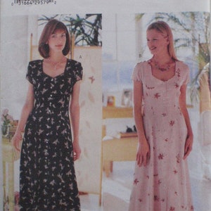 Op de afbeelding: Een Butterick naaipatroon met twee jurk ontwerpen. Eén jurk is zwart met een bloemenpatroon, de andere is lichtroze met een bloemenpatroon. Het patroon bevat de tekst "DAVID WARREN" en het nummer "6058".