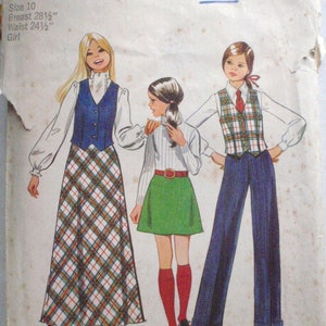 Può includere: Modello di cucito Simplicity 5223 vintage per ragazze. Il modello presenta illustrazioni di tre ragazze con abiti tra cui una gonna a quadri, una gonna verde e un gilet a quadri. Taglia 10, circonferenza torace 72,4 cm, vita 62,2 cm.
