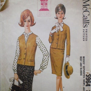 Puede incluir: Un patrón de costura vintage para una falda, una chaqueta o un chaleco y una blusa. El patrón es para señoritas de talla 16, busto 36. El patrón está impreso en un fondo blanco con una ilustración en marrón y blanco de una mujer vistiendo el atuendo.