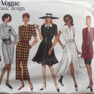 Op de afbeelding: Vogue basic design naaipatroon met vijf overhemdenjurken. De jurken omvatten een gestreepte jurk, een geruite jurk, een zwarte jurk met een brede hoed, een witte jurk en een rood patroonjurk. Het patroonnummer is 1075.
