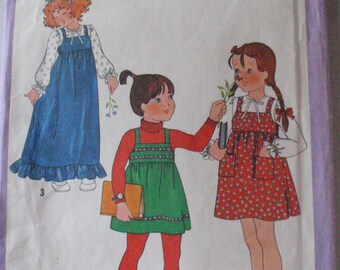 SALE - Childs Pullover Jumper in Two Lengths and Blouse - Vintage 1970s Sewing Pattern - Simplicity 8712 - Size 4, Breast 23