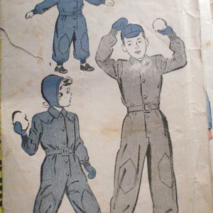 Op de afbeelding: Vintage naaipatroon met illustraties van kinderen in wintersneeuwpakken. Het patroon bevat een sneeuwpak maat 4 met een borstomvang van 58 cm. Het patroon is gemarkeerd met "Advance Pattern" en kost 15 cent.