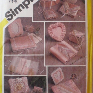 SALE - Marjorie Puckett Craft Pattern - Accessoires für Schreibtisch und Kommode - Bilderrahmen, Buchhüllen, Nadelkissen - Einfachheit 5296 - Ungeschnitten