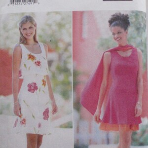 Op de afbeelding: Een Butterick naaipatroon met twee jurk ontwerpen. Eén is een witte jurk met een bloemenprint, en de andere is een roze jurk met een bijpassende sjaal. Het patroon bevat de tekst "FAST & EASY" en "DW3 for David Warren".