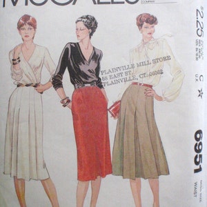 Puede incluir: Un patrón de costura para tres estilos de faldas diferentes. El patrón es de McCall's y es para la talla 14, cintura 71 cm. El patrón incluye instrucciones para una falda blanca con una blusa de envoltura, una falda roja con una blusa negra y una falda marrón con una blusa blanca.