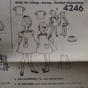Könnte beinhalten: Vintage Simplicity Primer Nähmuster-Anleitung. Der Leitfaden enthält Illustrationen von Kinderkleidern und -shorts sowie Anweisungen zum Zuschneiden, Nähen und detaillierten Kleidermachen. Die Musternummer ist 4246 und die Größe ist S.