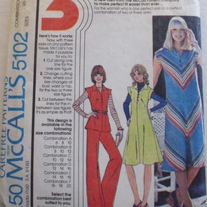 Op de afbeelding: Een vintage McCall's 5102 naaipatroon-envelop uit de 3 Size Pattern Series. De omslag toont illustraties van drie outfits: een rode gilet- en broekset, een gele mouwloze jurk en een blauwe jurk met een chevron-patroon.