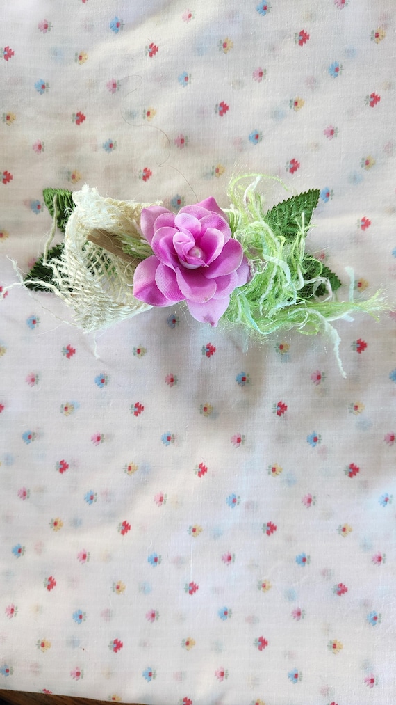 Hair clip with flowers in fabric, wool and wood