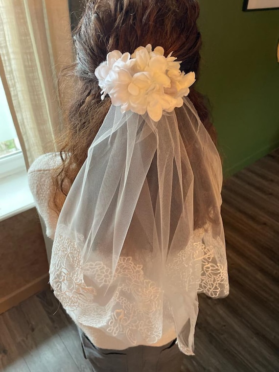 Fabric flower comb with embroidered veil for a unique creation for such a special day
