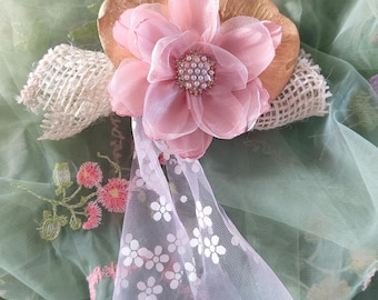 Pinza para el cabello estilo boho con flor grande y lino.