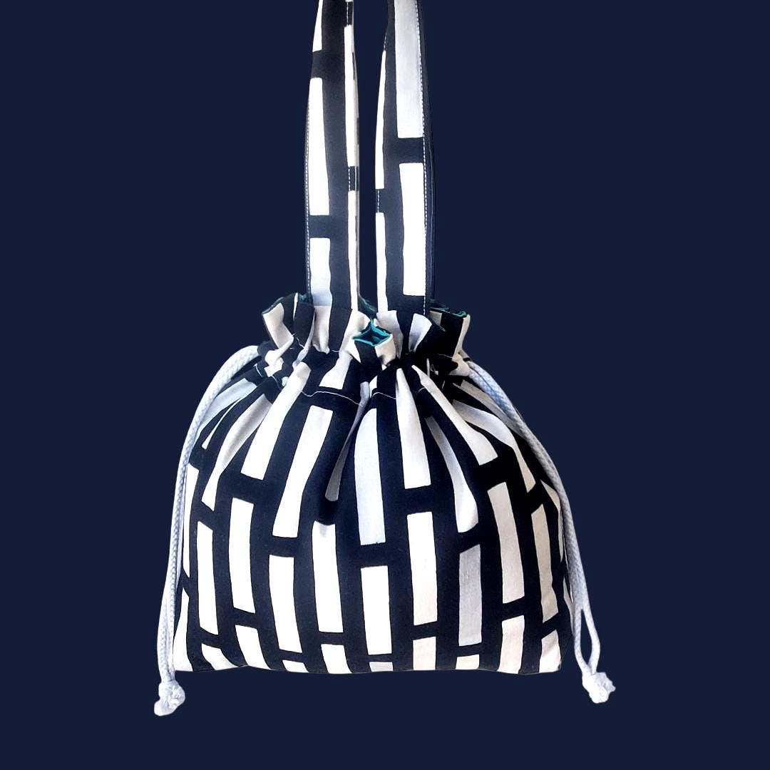 幾何学模様 巾着袋 黒と白 手作りの幾何学模様の巾着袋：黒と白のコットンランチバッグ - Etsy 日本