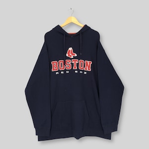 Puede incluir: Sudadera con capucha azul marino con el texto "BOSTON RED SOX" en rojo y blanco. La sudadera tiene un bolsillo delantero y una capucha con cordón. El logotipo de los Red Sox está encima del texto.