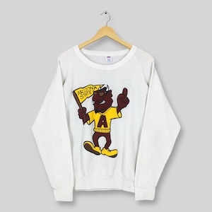 Puede incluir: Sudadera blanca de cuello redondo con una mascota de dibujos animados sosteniendo una bandera que dice "ARIZONA STATE". La mascota lleva una camiseta amarilla con una gran "A". La mascota es marrón con zapatos amarillos y gafas de sol.