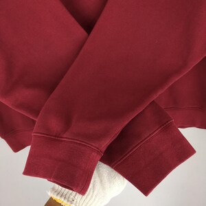 Może przedstawiać: Zestaw trzech ceramicznych kubk&oacute;w z nakrapianym, matowym wykończeniem. Kubki są w odcieniach kremu, jasnoszarym i ciemnoszarym. Każdy kubek ma prosty, minimalistyczny design.