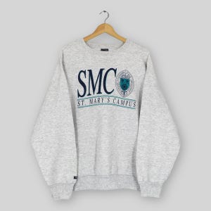 Sudadera gris vintage de los años 90 de Saint Mary&#39;s College, talla XXL. Suéter con el logotipo estampado del campus de Saint Mary&#39;s, cuello redondo de California, talla XXL.