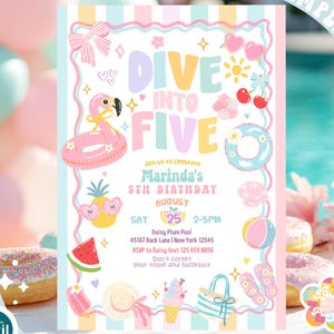 Puede incluir: Una plantilla de invitación en colores pastel con el texto "DIVE INTO FIVE" para una fiesta de 5º cumpleaños. El diseño incluye ilustraciones de un flotador de flamenco, helado, sandía y otros gráficos temáticos de verano. La invitación es de Daisy Plum Party.