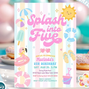 Puede incluir: Una plantilla de invitación de cumpleaños con rayas verticales en tonos pastel e iconos de verano como un sol, un flotador de flamenco y accesorios de playa. El texto dice Splash into Five, Marinda's 5th Birthday, Sat. Aug 25, 5 PM, Daisy Plum Pool.