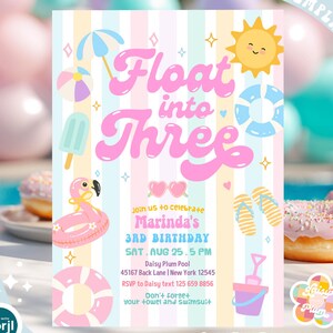 Puede incluir: Una plantilla de invitación de cumpleaños rectangular con rayas verticales en tonos pastel e ilustraciones veraniegas que incluyen un sol, un flotador de flamenco, una pelota de playa y chanclas. El texto dice Float into Three y los detalles.