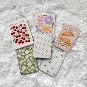 Op de afbeelding: Een handgemaakt houten bord met de tekst "Welcome to our home" in een handschriftstijl. Het bord is wit geschilderd met een verweerde afwerking en heeft een zwarte rand. Een klein, decoratief hart is aan de onderkant bevestigd.