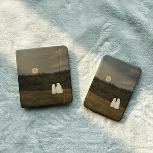 Custodia magnetica staccabile a tema fantasma per Kindle e Kobo, cover trasparente per e-reader con motivo foresta illuminata dalla luna, regalo spettrale in stile dark cottagecore per amanti dei libri.